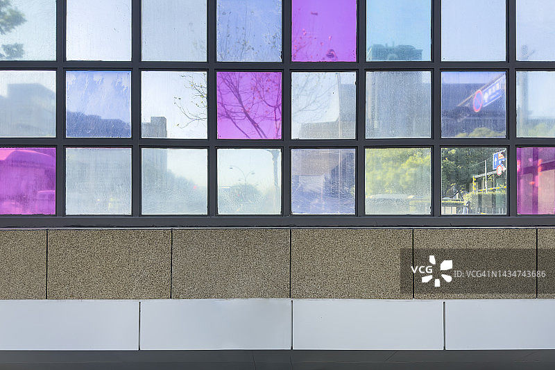 街道上的彩色玻璃墙图片素材