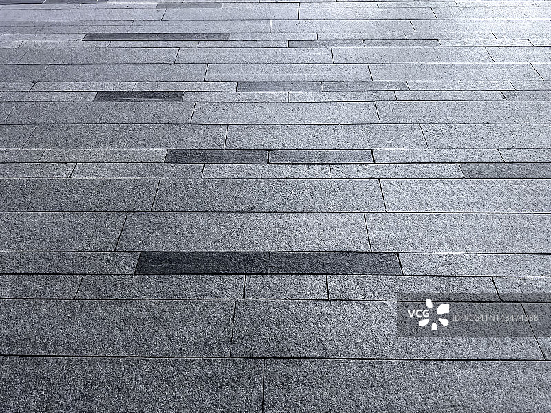 夜晚，铺着矩形地砖的广场地面图片素材