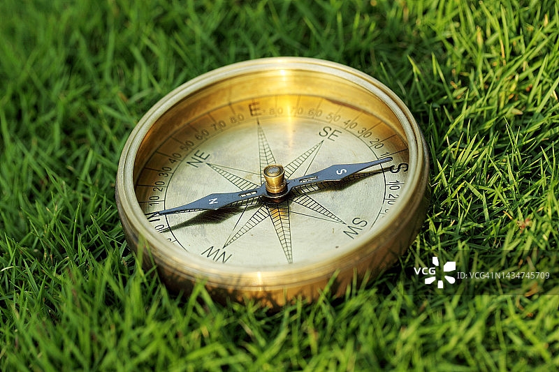 草地上的复古指南针图片素材