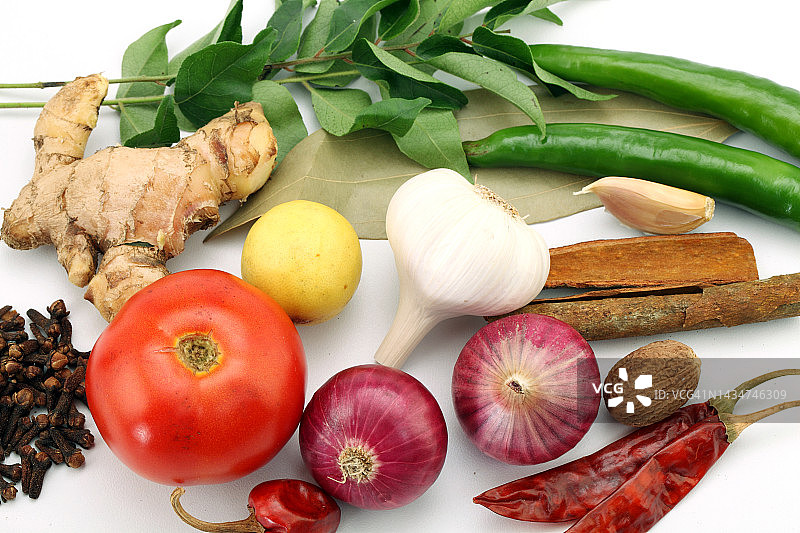 洋葱、大蒜、生姜和红辣椒静物，白色背景图片素材