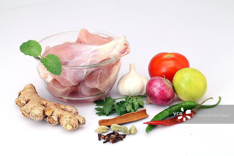 新鲜生鸡块、蔬菜和香料图片素材