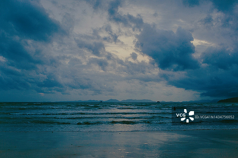 泰国荒凉海滩上的狂风暴雨天空图片素材