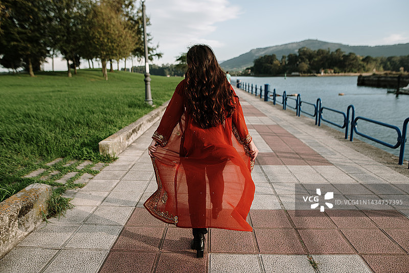 穿着红色斗篷的年轻女人图片素材