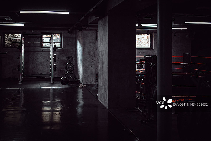 深色空旷健身房图片素材