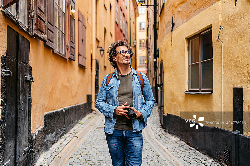 在小巷中漫步的年轻游客图片素材