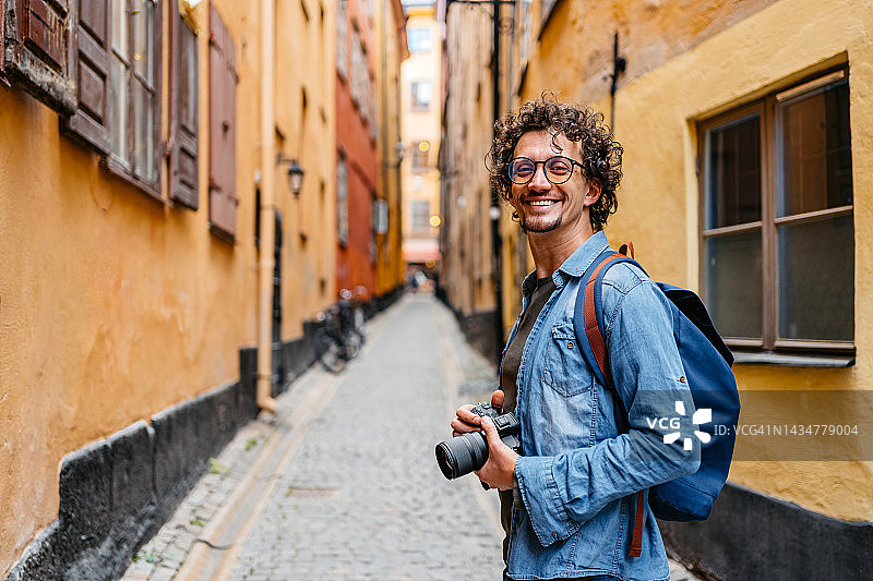 在小巷中漫步的年轻游客图片素材