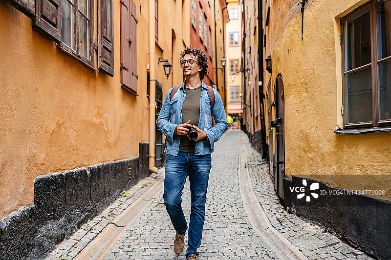 在小巷中漫步的年轻游客图片素材