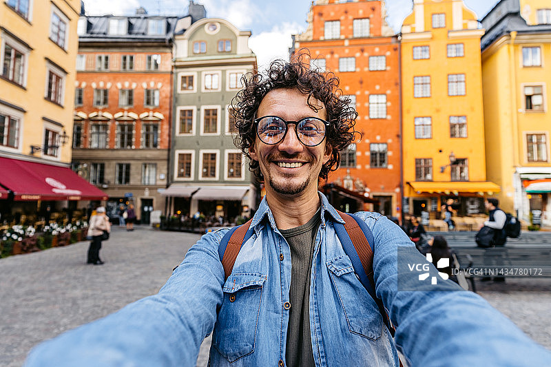 年轻人在城市自拍图片素材