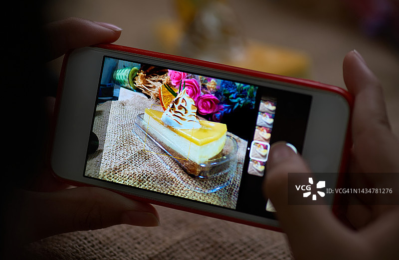 用手机拍摄美食的特写镜头，“相机先吃”文化图片素材