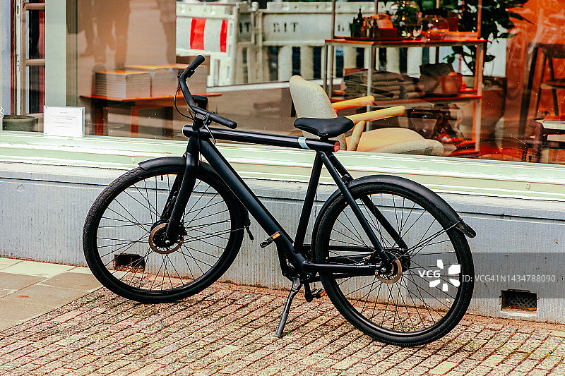 停在阿姆斯特丹街道上的现代设计电动自行车图片素材