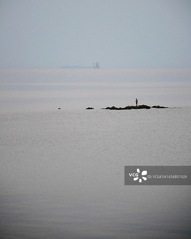 岩石上的人图片素材