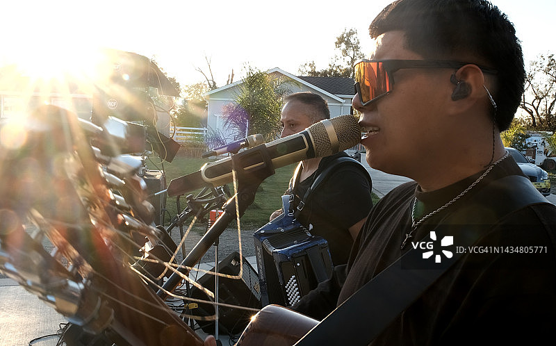 在户外演唱会上表演的年轻奇卡诺西班牙裔男子图片素材