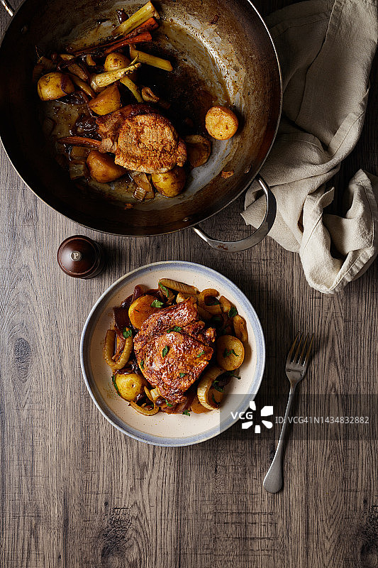 烤猪排配茴香胡萝卜和小土豆图片素材