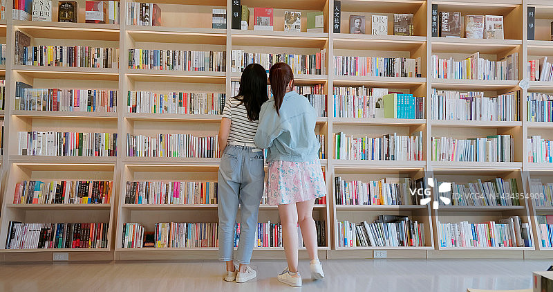 寻找书籍的亚洲女孩图片素材