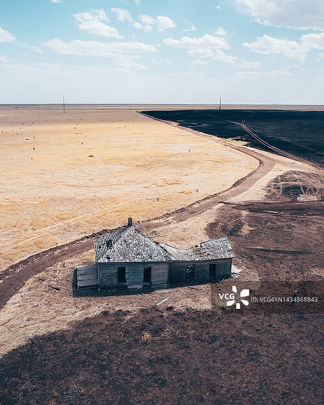 农田中的废弃农舍图片素材