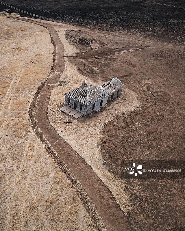 农田中的废弃农舍图片素材