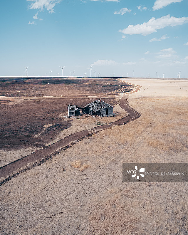 农田中的废弃农舍图片素材