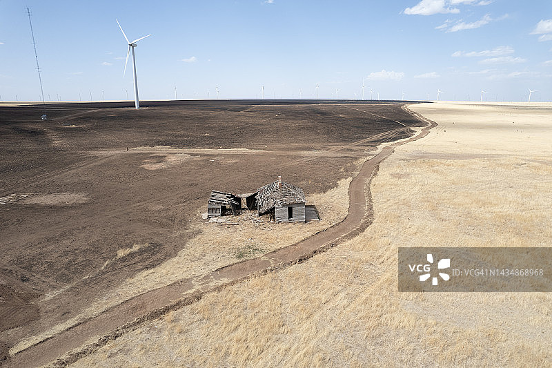 农田中的废弃农舍图片素材