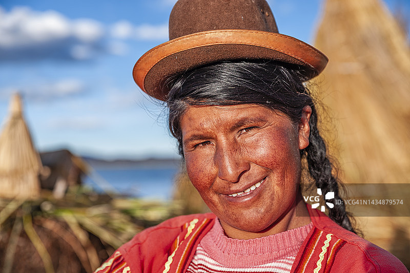 的的喀喀湖乌鲁斯漂浮岛上的快乐女人肖像图片素材