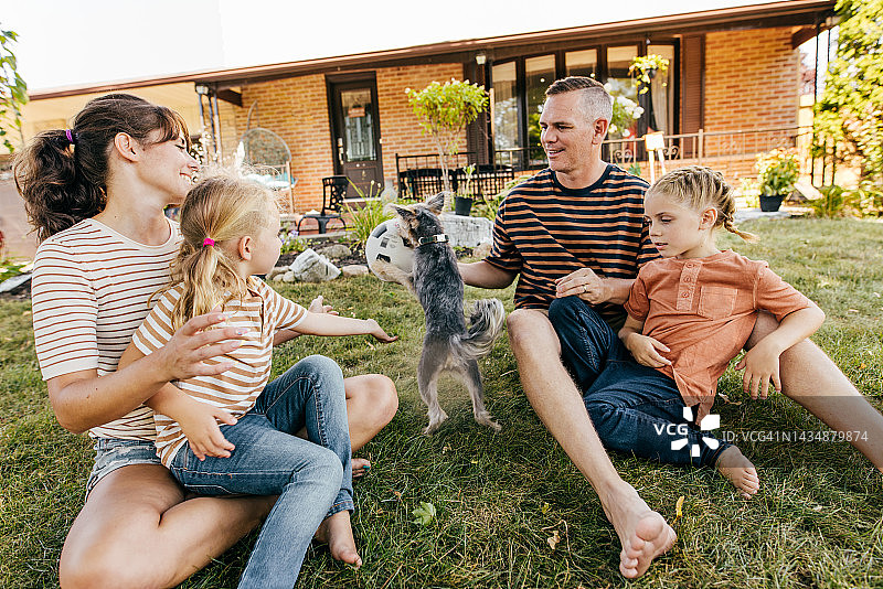 快乐的日常生活瞬间图片素材