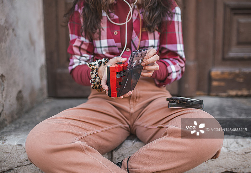 女人将磁带放入随身听特写图片素材