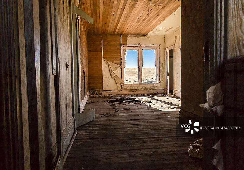 废弃的乡村房屋内部图片素材