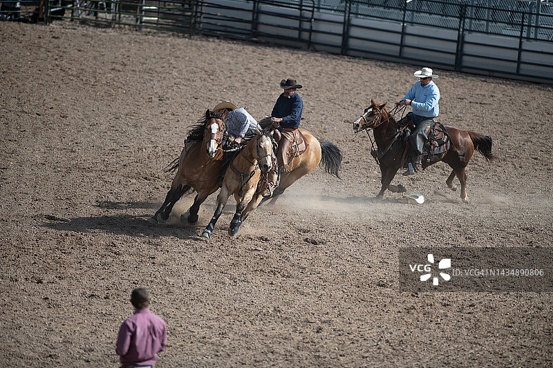 牛仔追逐烈马图片素材