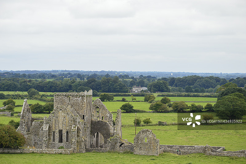 爱尔兰天空下的古老教堂遗址图片素材
