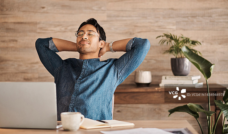 办公室里，商人用笔记本电脑和咖啡放松图片素材