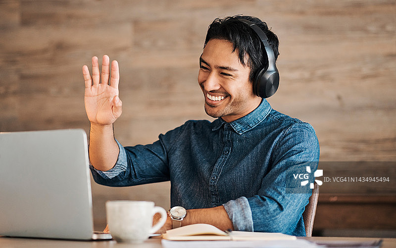 网络研讨会，波浪和商人在工作中通过笔记本电脑进行虚拟会议。快乐、微笑的亚洲工人在视频通话、数字会议或研讨会上用电脑打招呼图片素材