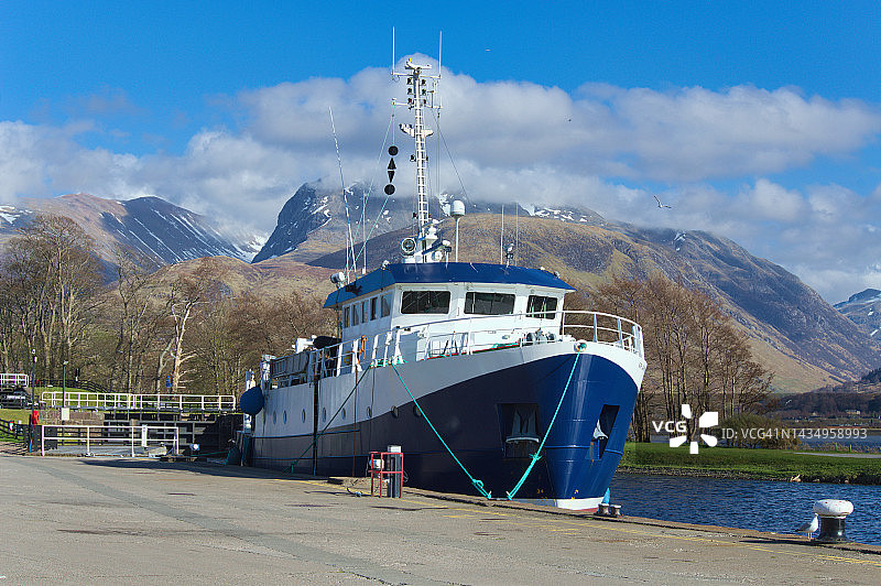 眺望本尼维斯山的喀里多尼亚运河，威廉堡，苏格兰，英国图片素材
