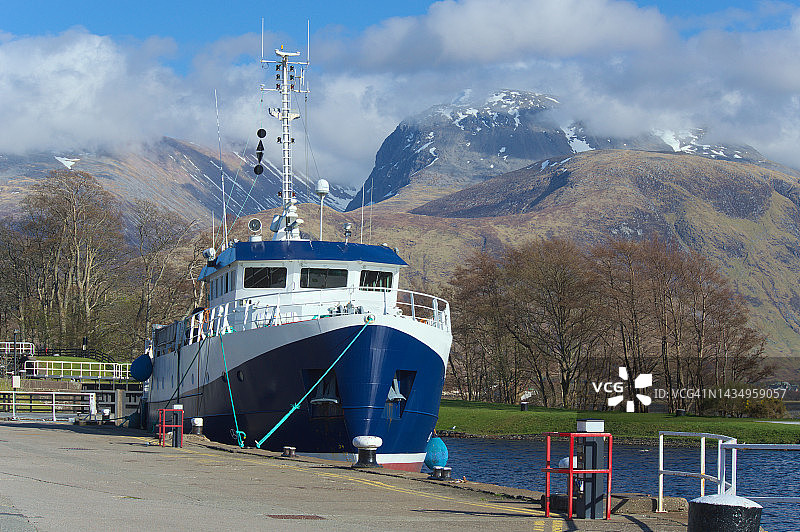 眺望本尼维斯山的喀里多尼亚运河，威廉堡，苏格兰，英国图片素材
