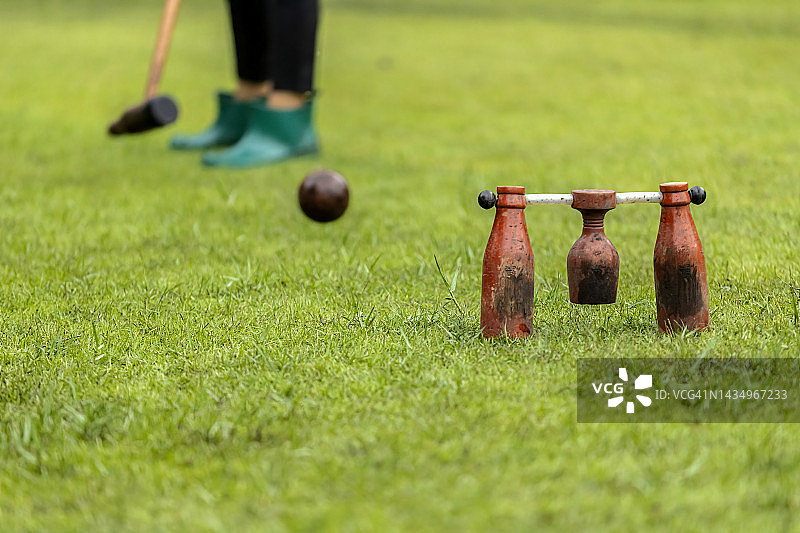 绿地上的木球图片素材