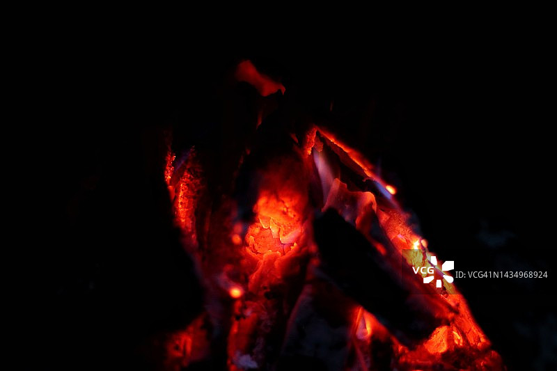 篝火中的木炭图片素材