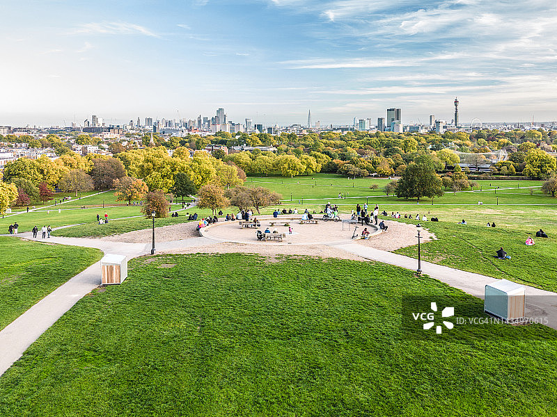 秋季高角度视角的伦敦报春花山图片素材