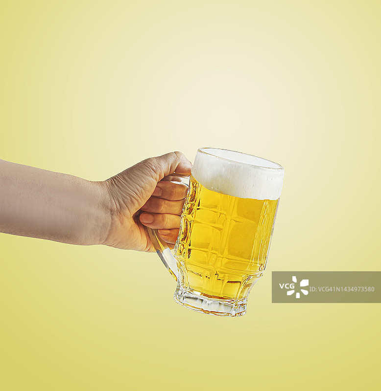 女性手持带泡沫的啤酒杯图片素材