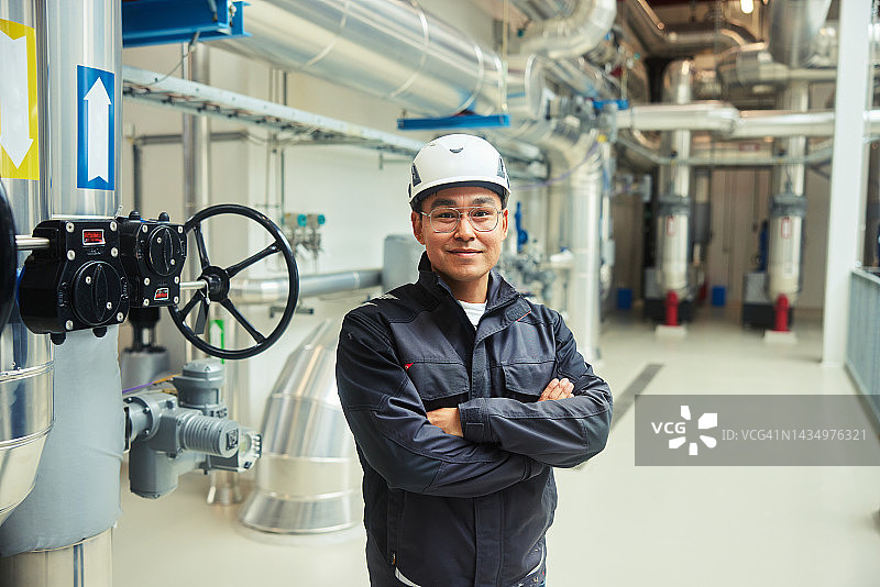电力站里笑容满面的工程师图片素材