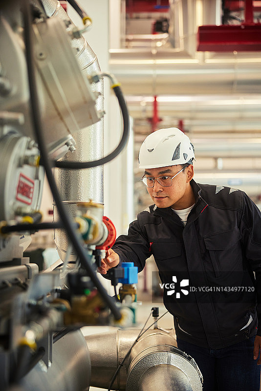 男工程师在发电站巡检图片素材