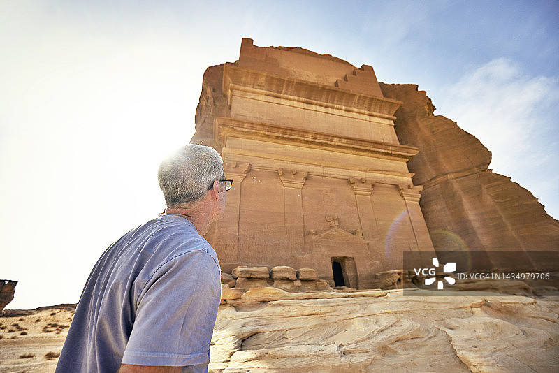 游客欣赏黑格拉的库扎之子利赫扬之墓图片素材