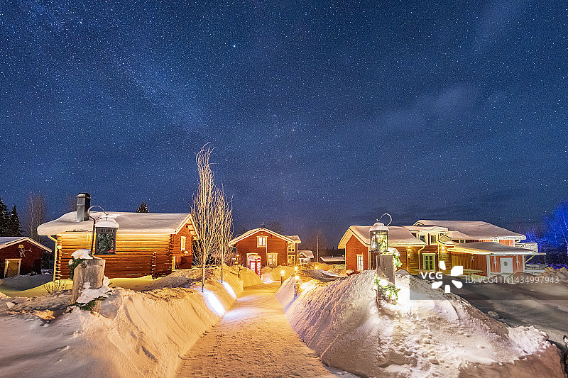 夜晚雪中的拉普兰康戈斯村庄图片素材