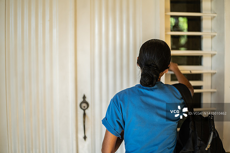 中年护士按铃图片素材