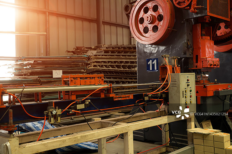 金属板材工厂的机械工具和设备，产品线概念图片素材