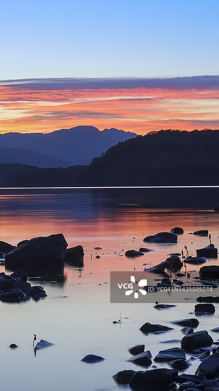 苏格兰特罗萨克斯洛蒙德湖的宁静日落图片素材