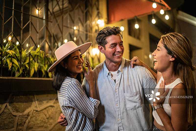 朋友们在夜晚的街道上聊天图片素材