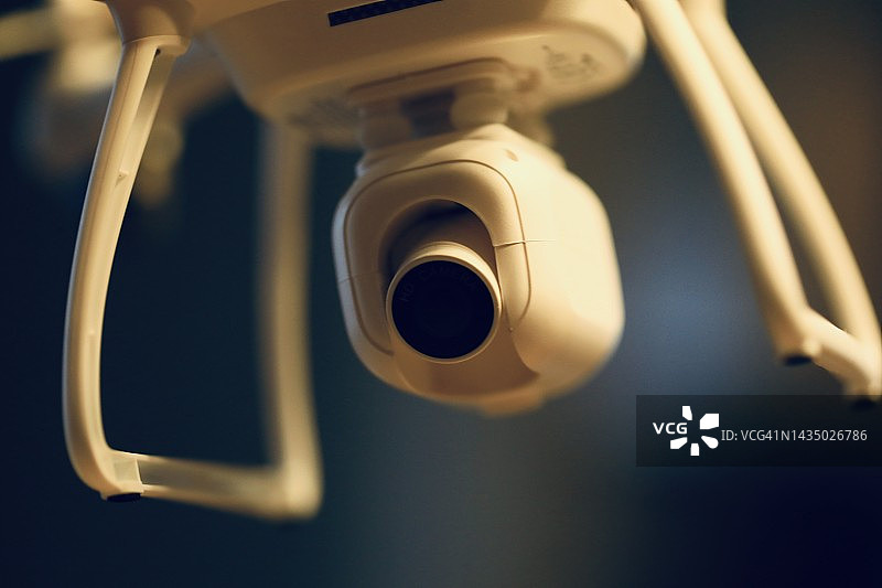 飞行中的无人机图片素材