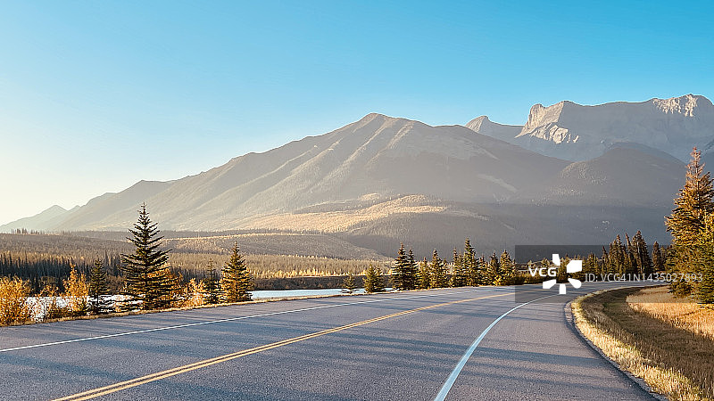 阿萨巴斯卡河日出，Yellowhead公路图片素材