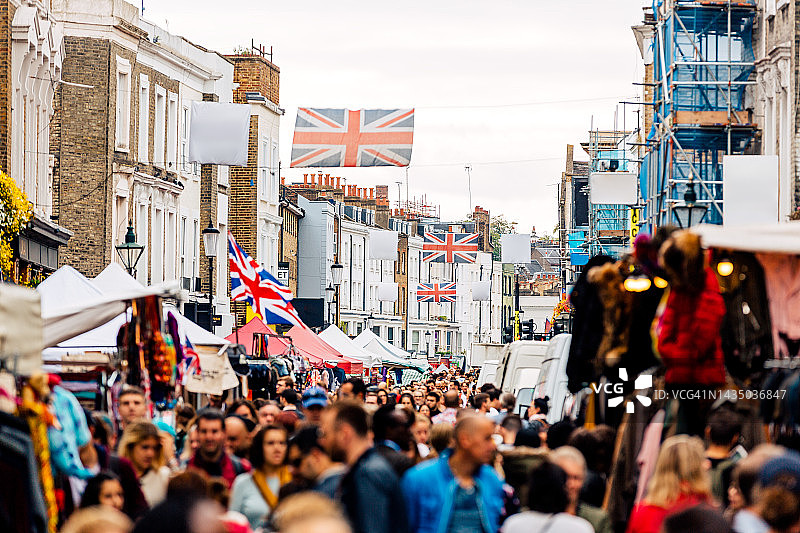 英国伦敦诺丁山波多贝罗路市场的人群图片素材