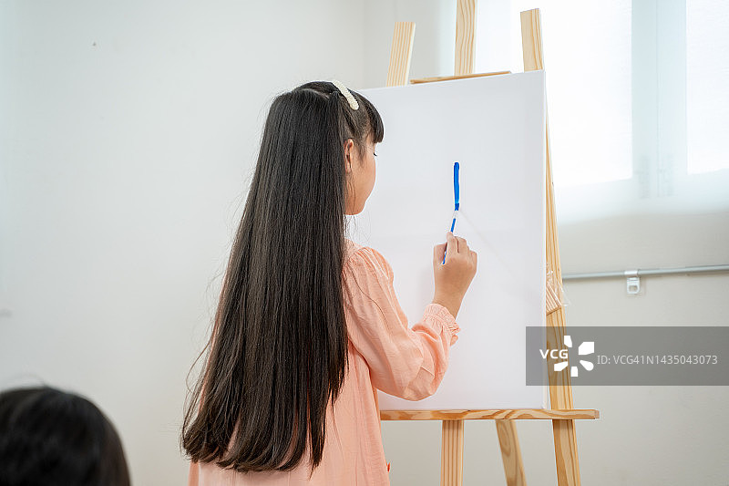 孩子们在学校用画笔和水彩颜料绘画，艺术创意教育概念图片素材