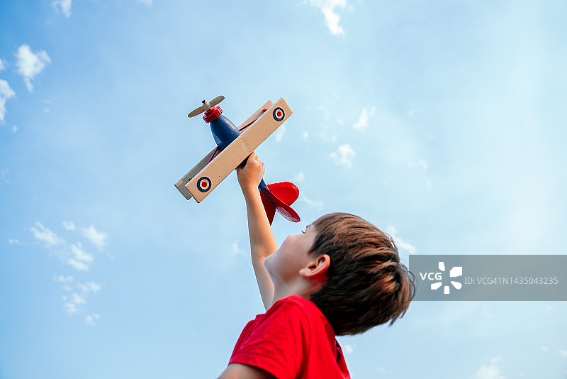 玩玩具飞机的白人男孩图片素材