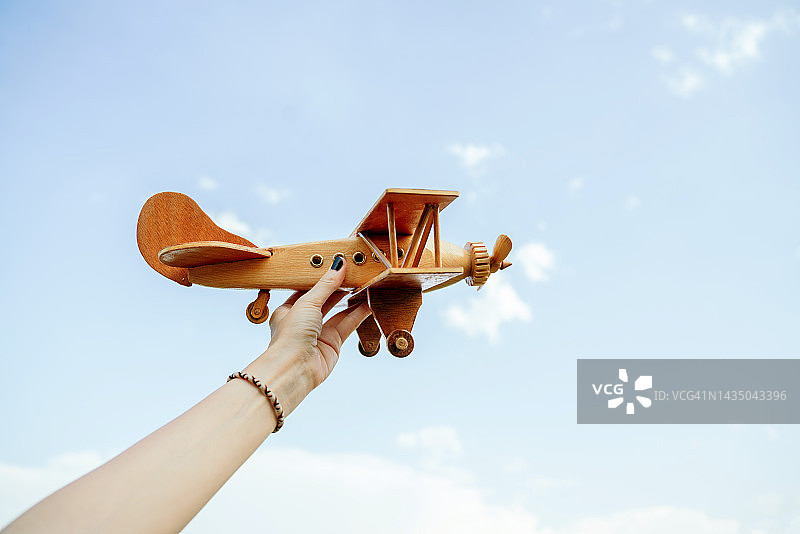 蓝色背景上的木制复古玩具飞机细节图片素材